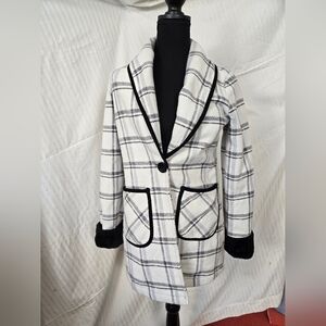 Stylish Plaid Coat with Black Trim